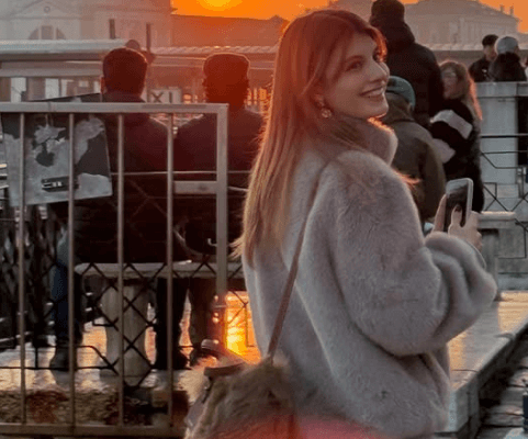 マギー「恋におちました」と語る大絶景のスポット。映えすぎ”ヴェニスの女神ショット”にファン夢中「僕も、恋におちました」