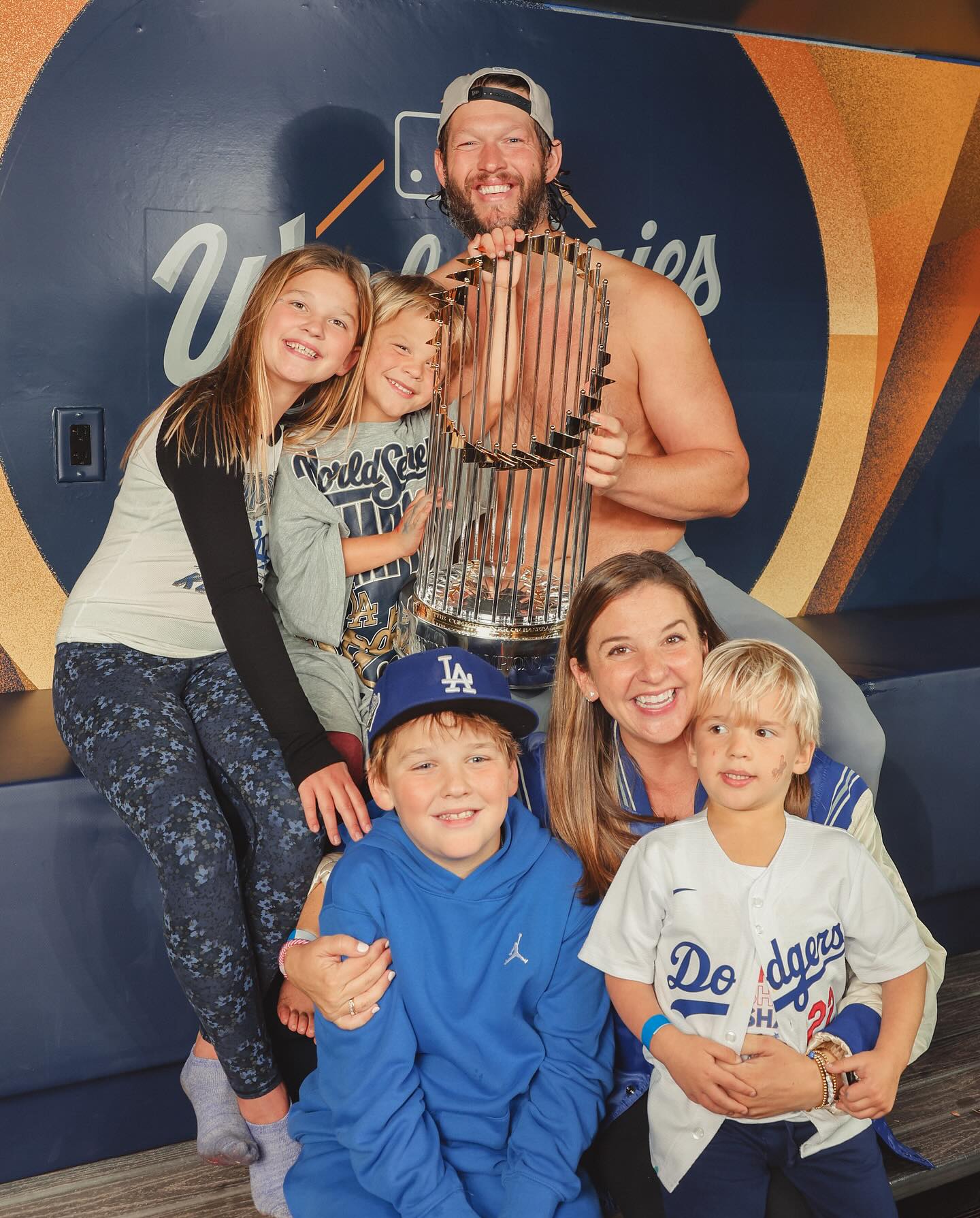 引退のカーショー、家族と優勝トロフィー囲む「素晴らしい18年間をありがとう」