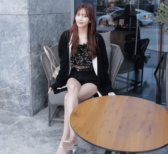「1枚目の破壊力…」美しすぎと話題の人気モデル、ドバイでの脚組み美脚ショット＆メモリアルフォトにファンメロメロ
