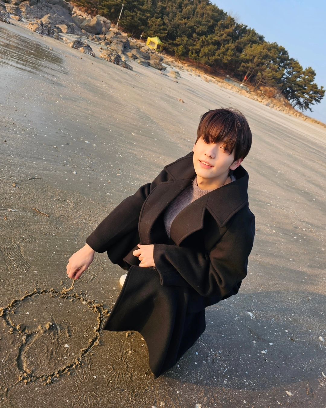 TXT・スビンが彼氏感満載ショットを公開🐰「Finally my boyfriend posted for me✌️」