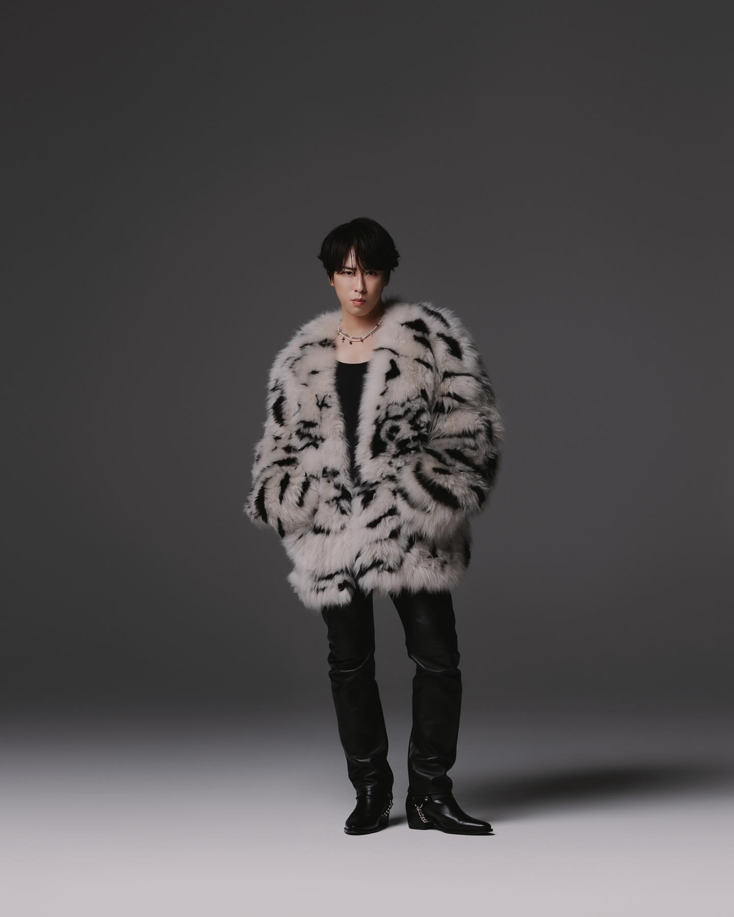 Snow Man・宮舘涼太がインスタ開設❤️🌹豪華な衣装で「#Partyを始めようか」