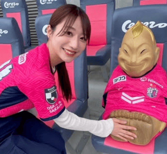 「勝利の女神と幸福の神のコラボパワー！」美女スポーツMC、ビリケン撫で撫でによるご利益パワーを発動！「めっちゃかわいい」