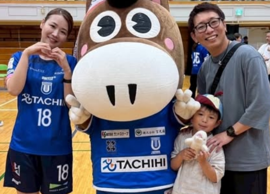 美女フットサル選手、最年少サポーター推参に感激！？コート内の”ほっこりショット＆美フォト”を公開
