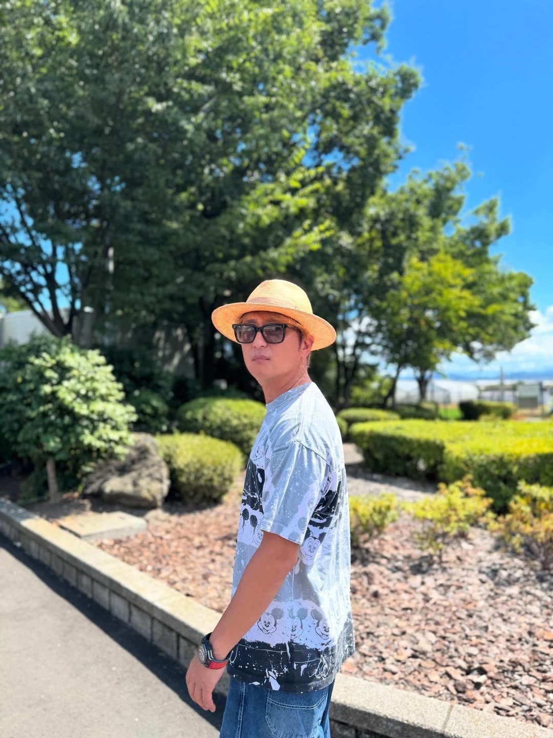 この暑さに群馬にいる上地雄輔の装いが、少年のようで反響がありそう！！