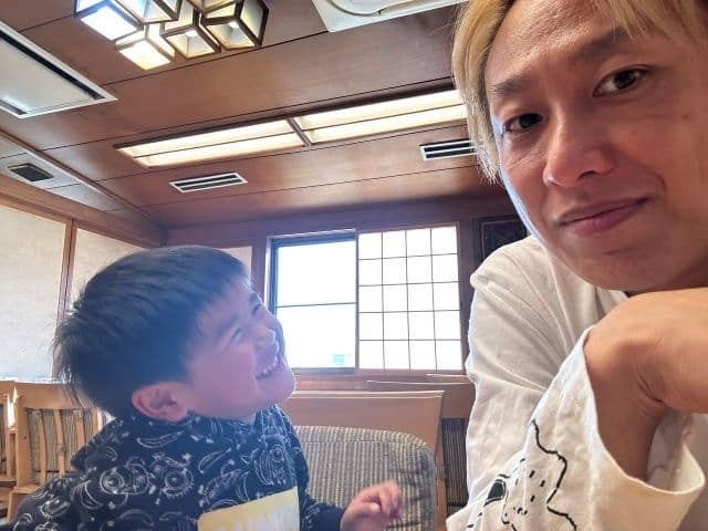 お見送り芸人しんいち「買えるの知ってるでー！」甥っ子のかわいすぎるおねだりに微妙な表情