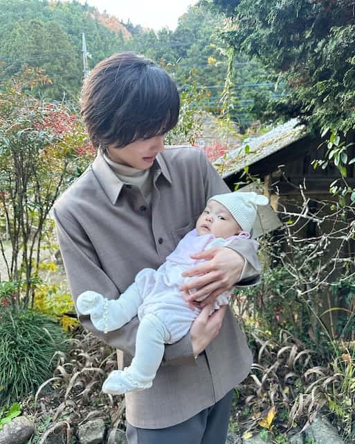 「天使が天使を抱いている😍」道枝駿佑が赤ちゃんを抱っこする写真が話題に👶