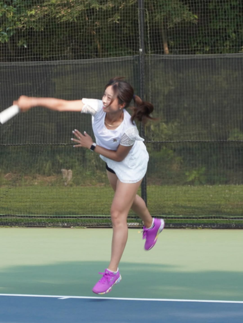 美しすぎるトロフィポーズにファン惚れ惚れ！美女テニスプレイヤー、ミニスカ白ウエアでナイスサーブ！