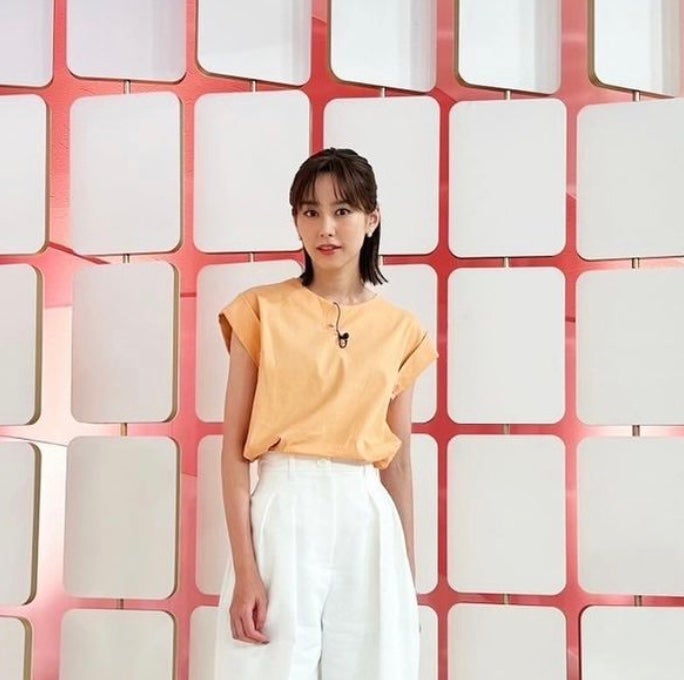 女優兼夕方の顔 おしゃれかつ知的なコーディネートを公開！