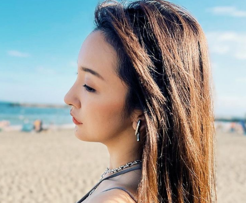 「ともちんと海デート💓」板野友美さんがビーチでの横顔ショット公開🌟