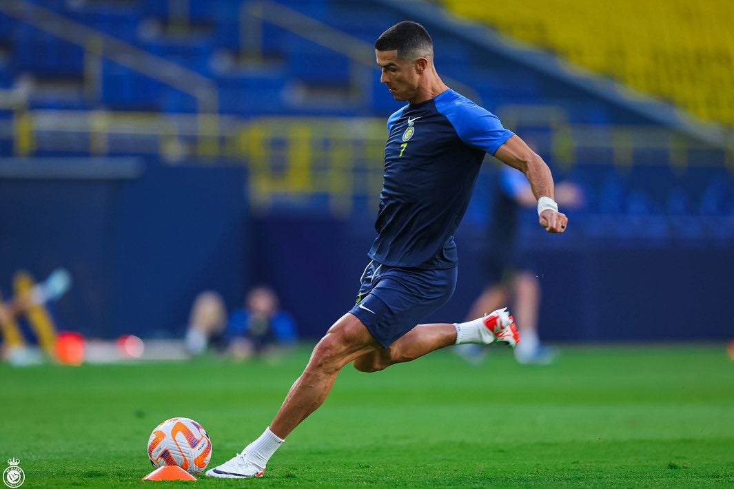 伝説のストライカー ロナウドが貴重な練習姿を公開✨