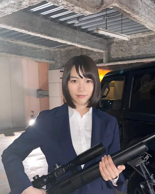 のんがスナイパーに!? カッコよすぎるスーツ＆ライフル姿が話題！