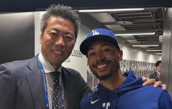 「走攻守、全部スゴい！」上原浩治が称賛した“仲間”ベッツとの再会ショットが話題に