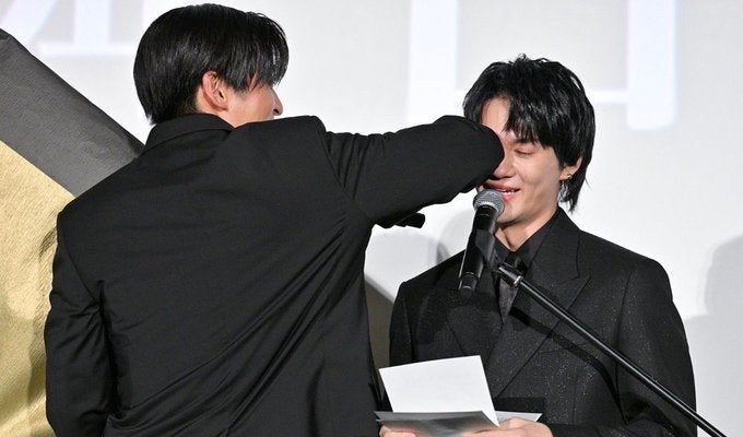 目黒蓮が佐野勇斗にエルボー！？M!LK・佐野勇斗が舞台挨拶で目黒への思い綴り涙