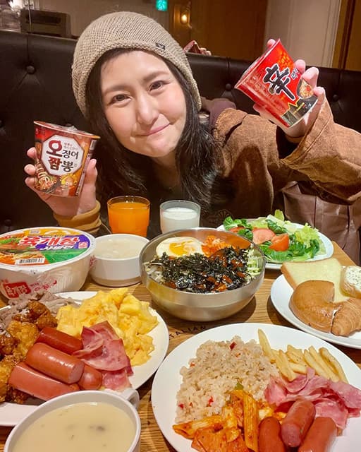 アンジェラ佐藤、韓国の朝食ビュッフェでテーブルいっぱいのご馳走とカップ麺に満面の笑み！