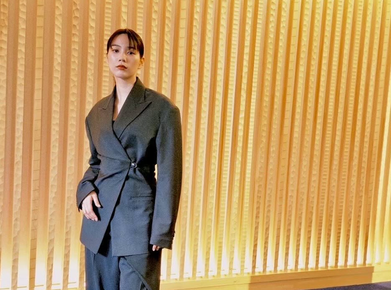 「撮影の裏側」のん、和庭園で魅せるスタイリッシュなオフショット公開