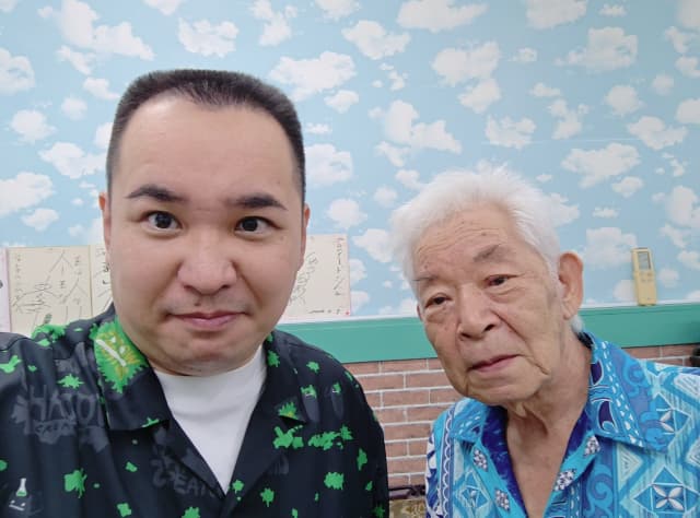 「ロケ終わりで角ってきました！」ミルクボーイ・内海が角の丸い角刈りへ！いつもの床屋で