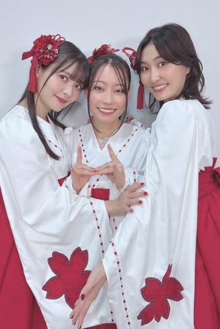 「可愛い三姉妹の巫女さん姿眼福すぎ！」人気女性声優がファン歓喜の三姉妹密着ショットを公開！