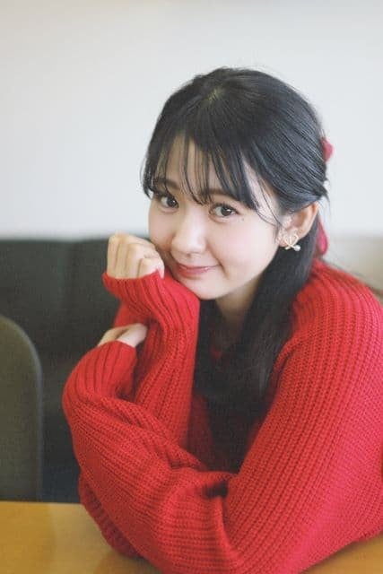 テレビ東京・冨田有紀アナ、萌え袖の赤いセーターと上目遣いで魅了！ファン「めちゃめちゃ可愛いなぁ」