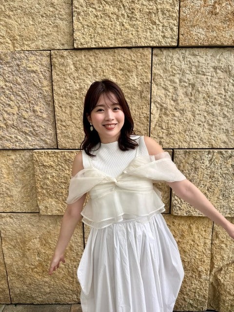 田中萌、偶然の全身ホワイト。初夏の光に包まれた笑顔がまぶしい