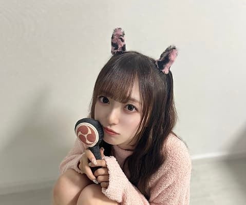 「可愛すぎてヤバいんですけど」キュート担当アイドルの”枡入り”ショット（？）にファン悶絶！