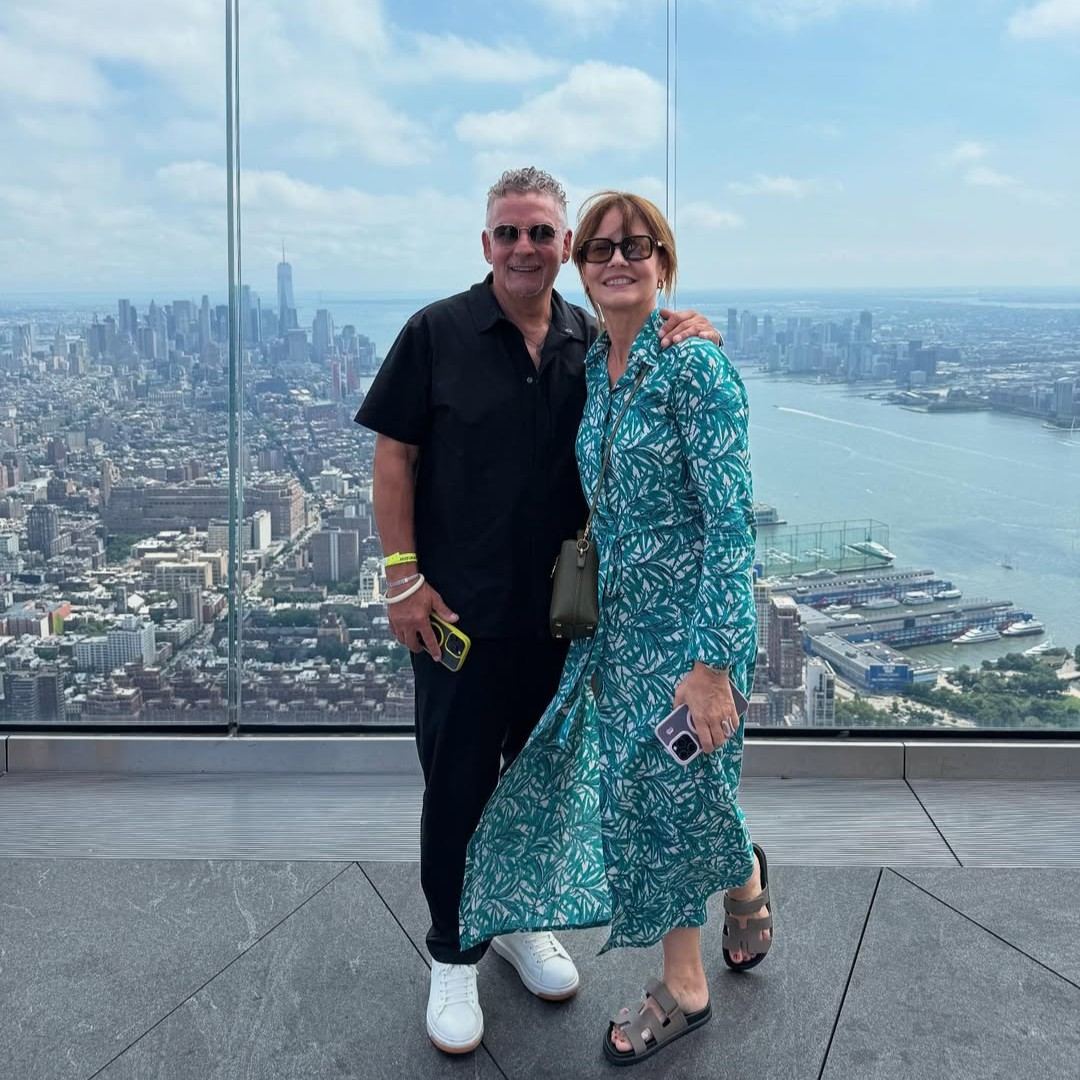 「サッカー界の伝説」バッジョがニューヨークの絶景を前に愛妻と2ショット！「いつも素敵なご夫婦」とファン感激