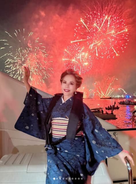 デヴィ夫人、花火大会バックの艶やか着物姿披露「美しい」の声多数