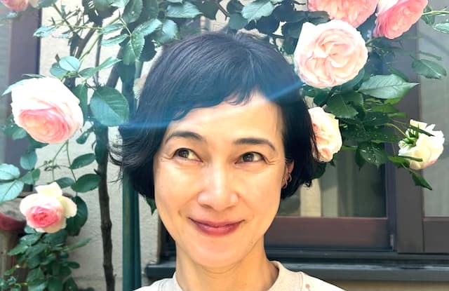 安田成美、「剪定と肥料で大成功」　庭のバラが満開に