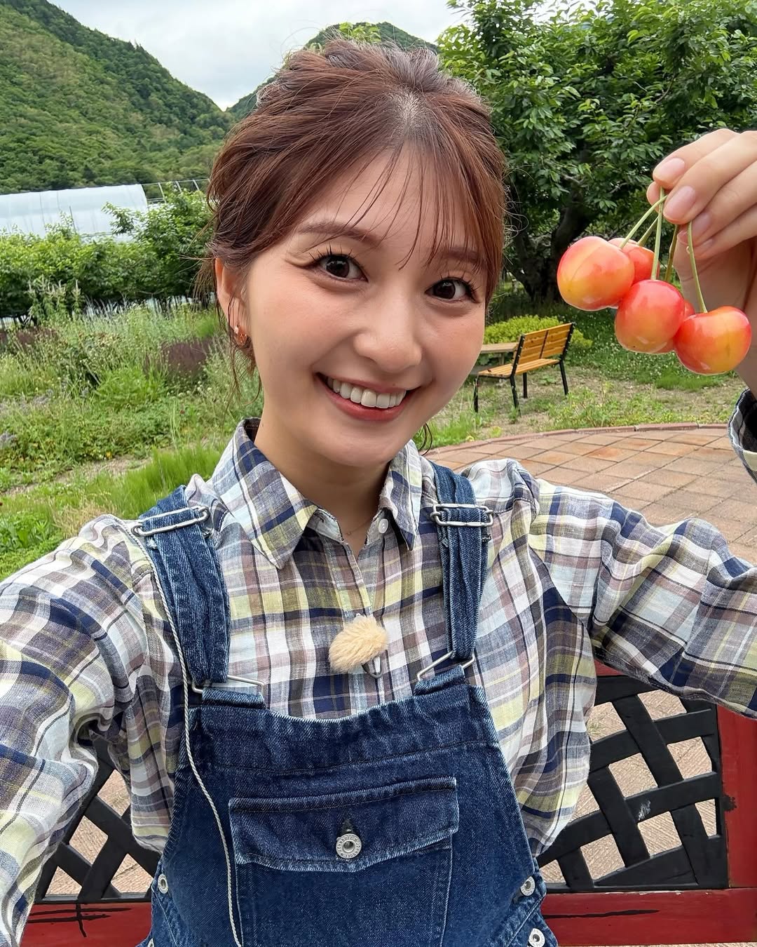 STVアナウンサー・久保明日香、定山渓ファームでさくらんぼ狩りした時の自撮りを公開！