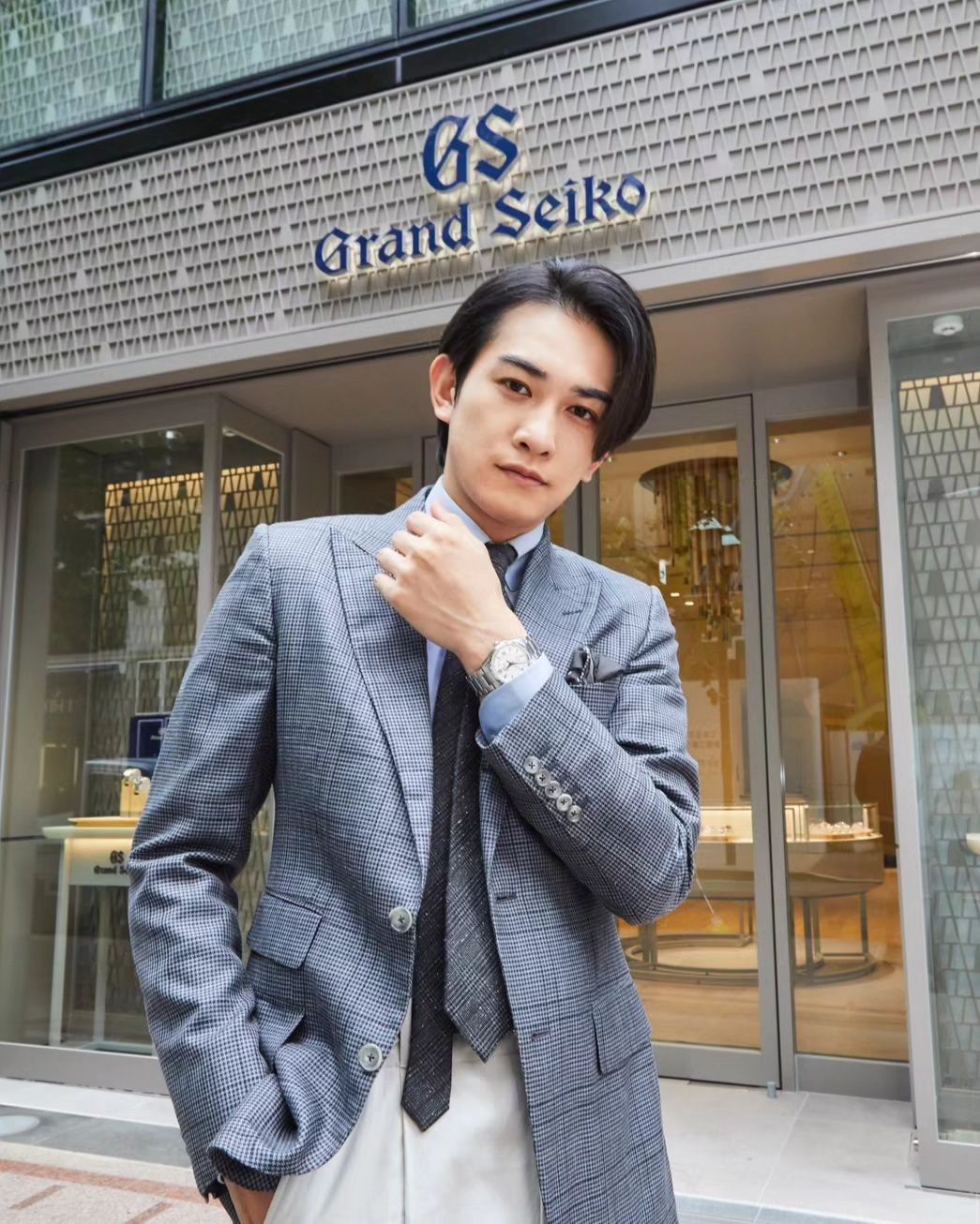町田啓太、エレガントな装いで高級時計店に来訪⌚️「時計も町田くんもステキ💙💐」
