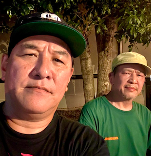 「顔同じやん」「似てる…」現場復帰の人気俳優 瓜二つの兄との写真に反響続々