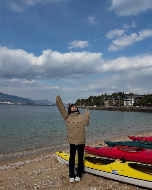 「大人になっても修学旅行は楽しいな」日向坂46・富田鈴花が『ラヴィット！』ロケに参加