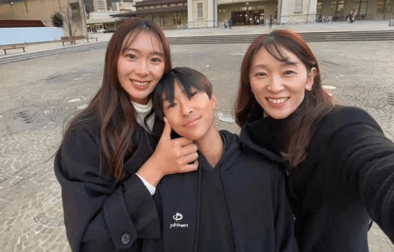 「ママまで美人だなんて…」美女ビーチバレー選手・川崎菜々子、激レア家族3S＆ピアノ動画公開に大反響！