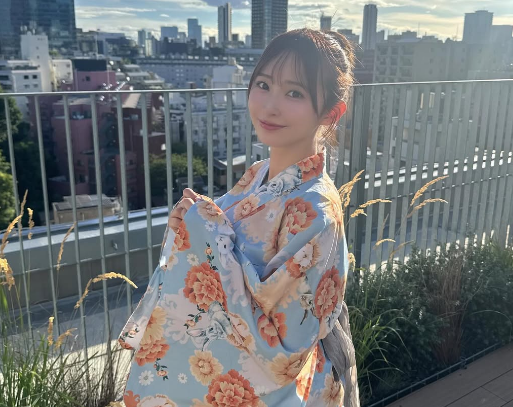 「さすがに可愛いくね？」元アイドルの美女、都心で魅せた”浴衣姿のライトニング・ショット”にファン陶酔！