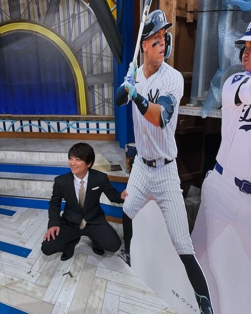 大きさにビックリ！上地雄輔と大物メジャーリーガーの等身パネルとの1枚が話題に