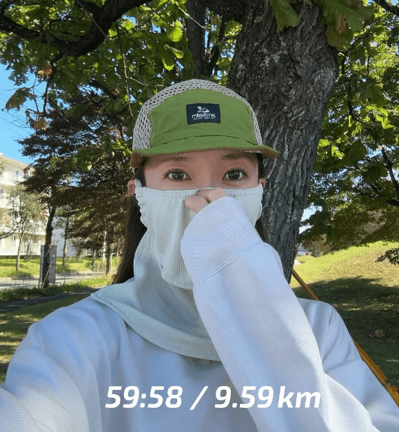 ”瞳”以外を塞いでも、美がこぼれるランニングお姉さんの木漏れ日ショット！「素敵です」とファンうっとり