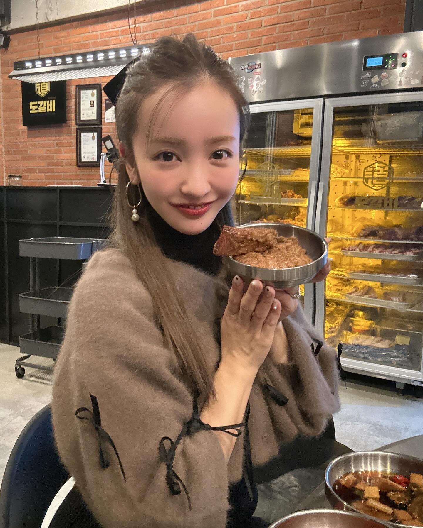 板野友美、韓国でサムギョプサルとのHappyショットを公開📸💓😋