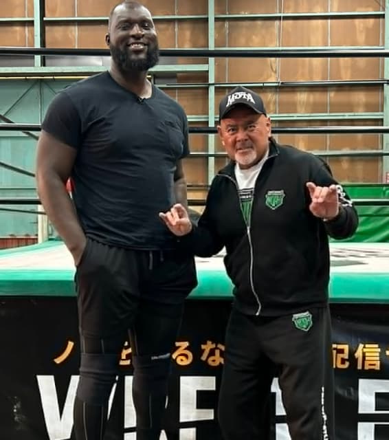 元プロレスラーの武藤敬司、身長2.2ｍのオモスを前に「ベットやトイレは窮屈じゃないか」と困惑？