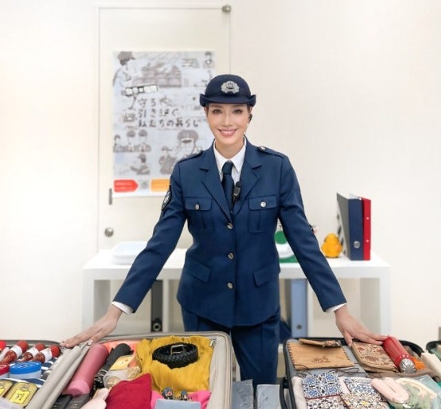 アンミカが「THE突破ファイル」でかっこいい制服姿を披露！