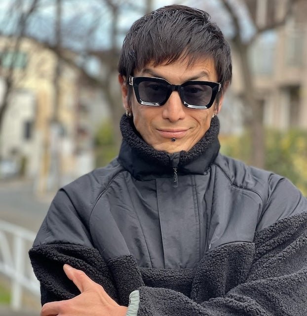 伊勢谷友介がアウトドアファッションを着用しパシャリ！サングラスがかっこいいと話題に