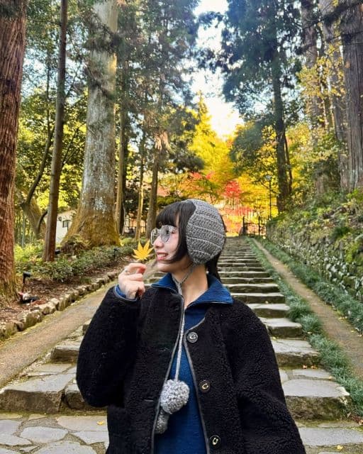 「Thanks 2024. 🌻」 Cocomi、黄色く色づいたもみじを片手にハッピーな笑顔を見せる！