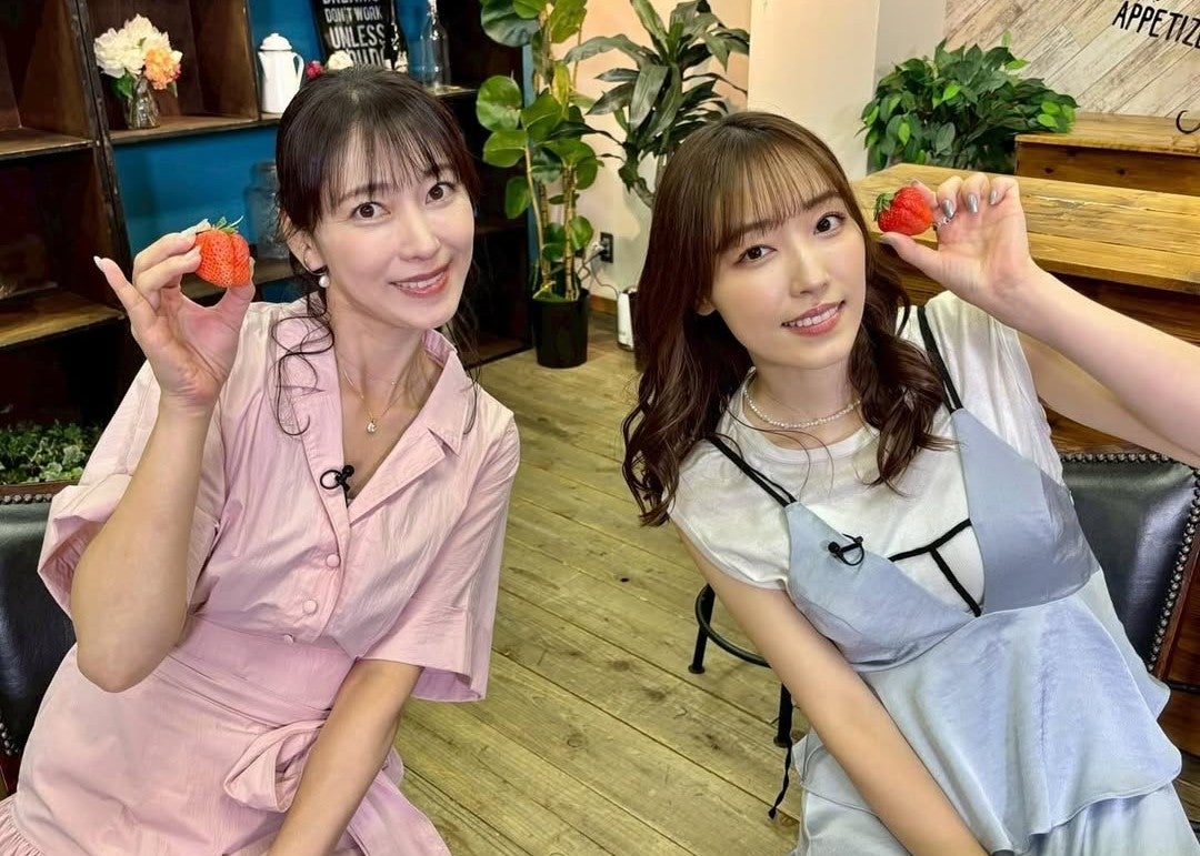 元モー娘。飯田圭織、暑い夏に食べられるいちご「なつみずき」を紹介　譜久村聖と手に笑顔の2ショット