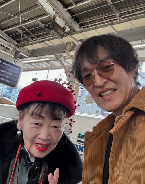 「今日は帽子が小さめ？」千原ジュニア、あの社長に“ばったり”！