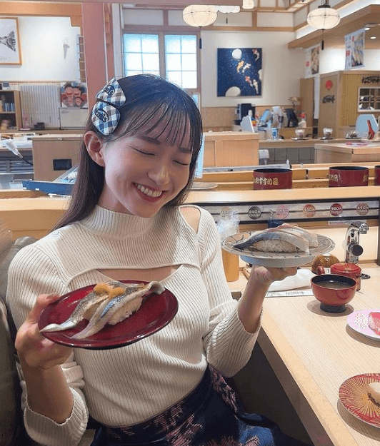 女子アナ・長谷川朋加「瞳を閉じた姿すら可愛い」と定評の激カワショットを、寿司店にて公開！