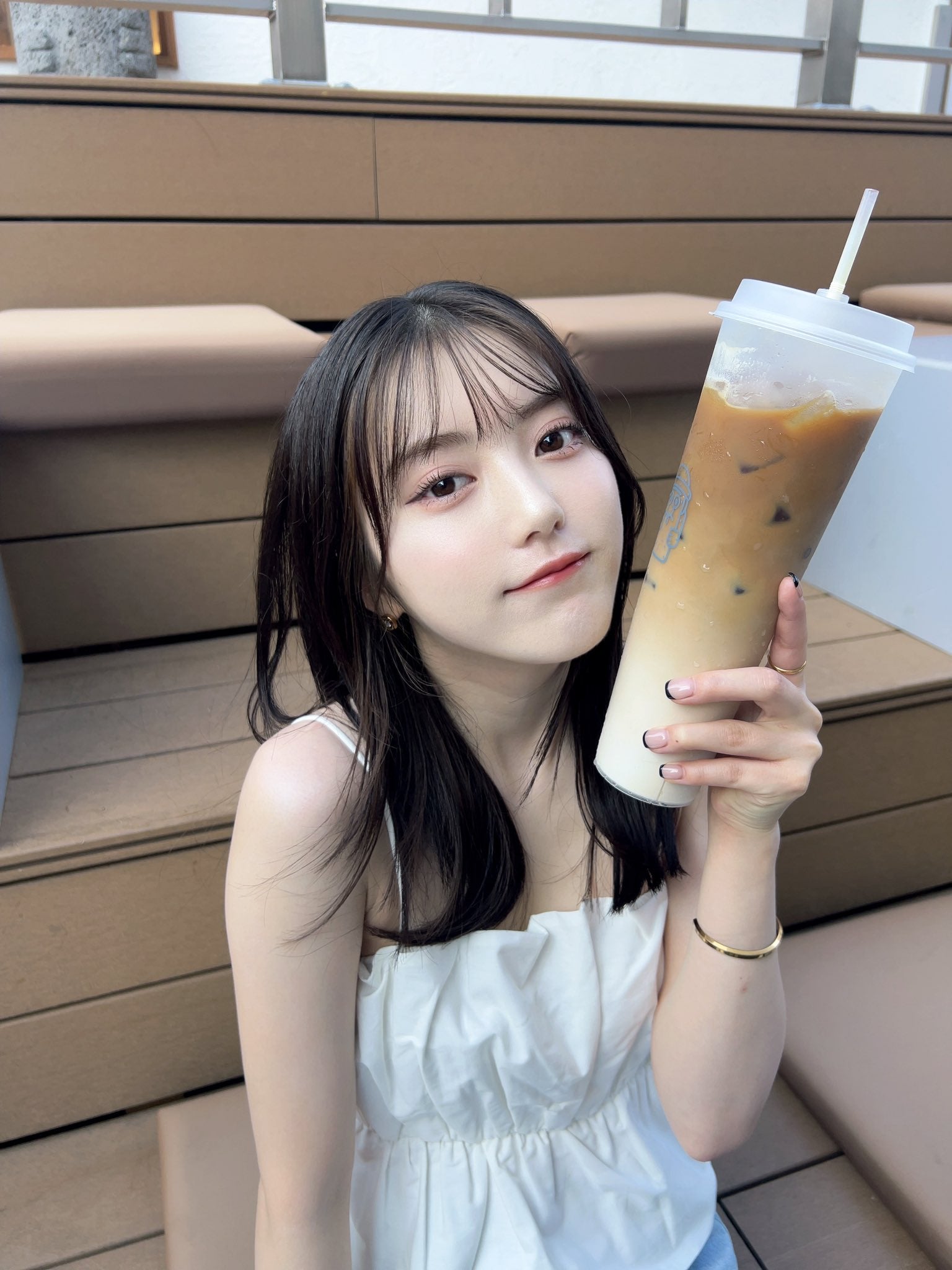 「顔が小さすぎる！」あのモデルが大きなカフェラテを片手に写真を投稿