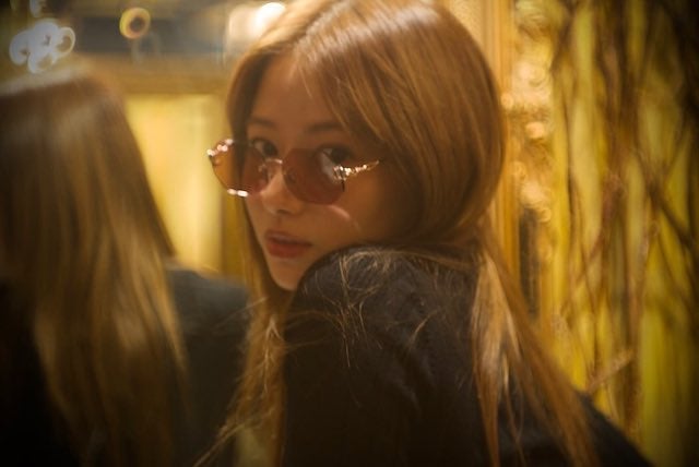 「ぱっと見ツウィ」サングラス姿で独特なオーラを光らせる女優が話題に