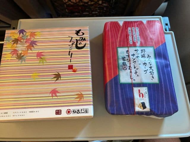 クロちゃん、お母さんに持たせられたのは広島名物の〇〇…？！