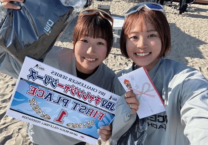「大会優勝！」美女ビーチバレー選手・白幡亜美、仲良しペアとの”キュートな記念2S”に祝福の声続々！