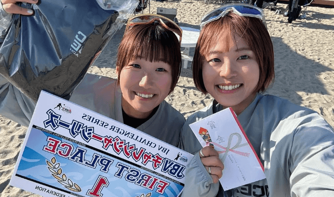 「大会優勝！」美女ビーチバレー選手・白幡亜美、仲良しペアとの”キュートな記念2S”に祝福の声続々！