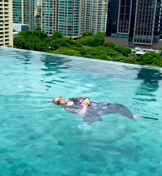 「私、まだまだ浮ける！」水に浮かぶ90歳・黒柳徹子？！