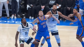 「衝撃の第1Qブザービーター！」ケイソン・ウォレスが沈めた3Pに称賛の嵐、OKC圧巻のスタート